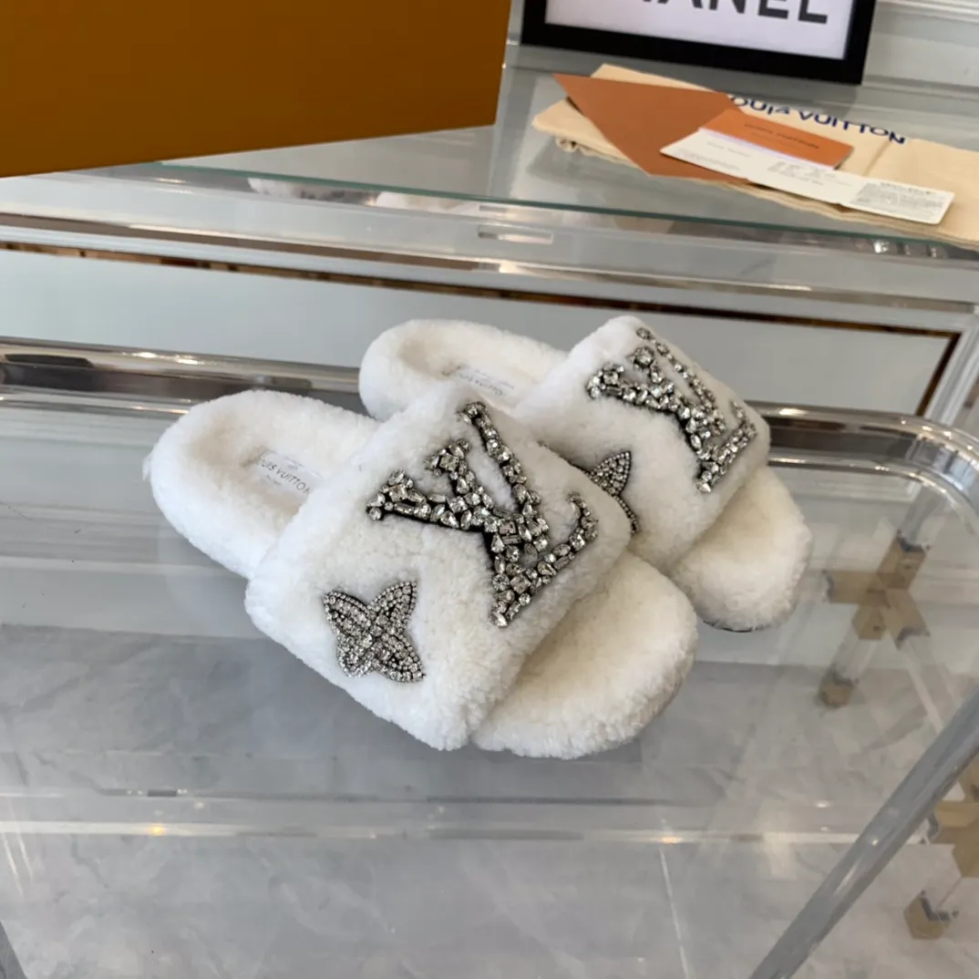 💕💕Factory direct selling price p440💕💕 LV new furry slippers, top version, made of fur and lambswool, hand-sewn with pure crystals, fashionable, low-key luxury, a must-have item for fairies, original molded non-slip rubber outsole Size: 35-40